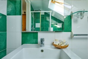 Produtos de toalete grátis, toalhas de banho, sabonete, shampoo