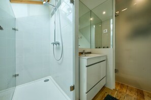 Free toiletries, towels, soap, shampoo - Adore Portugal Coimbra Guest House (Coimbra)