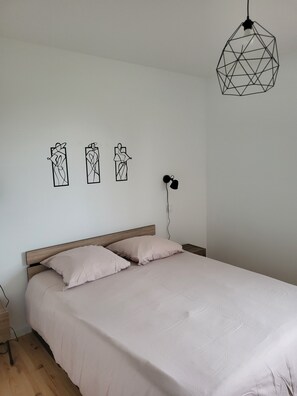 3 bedrooms, iron/ironing board, travel crib, free WiFi