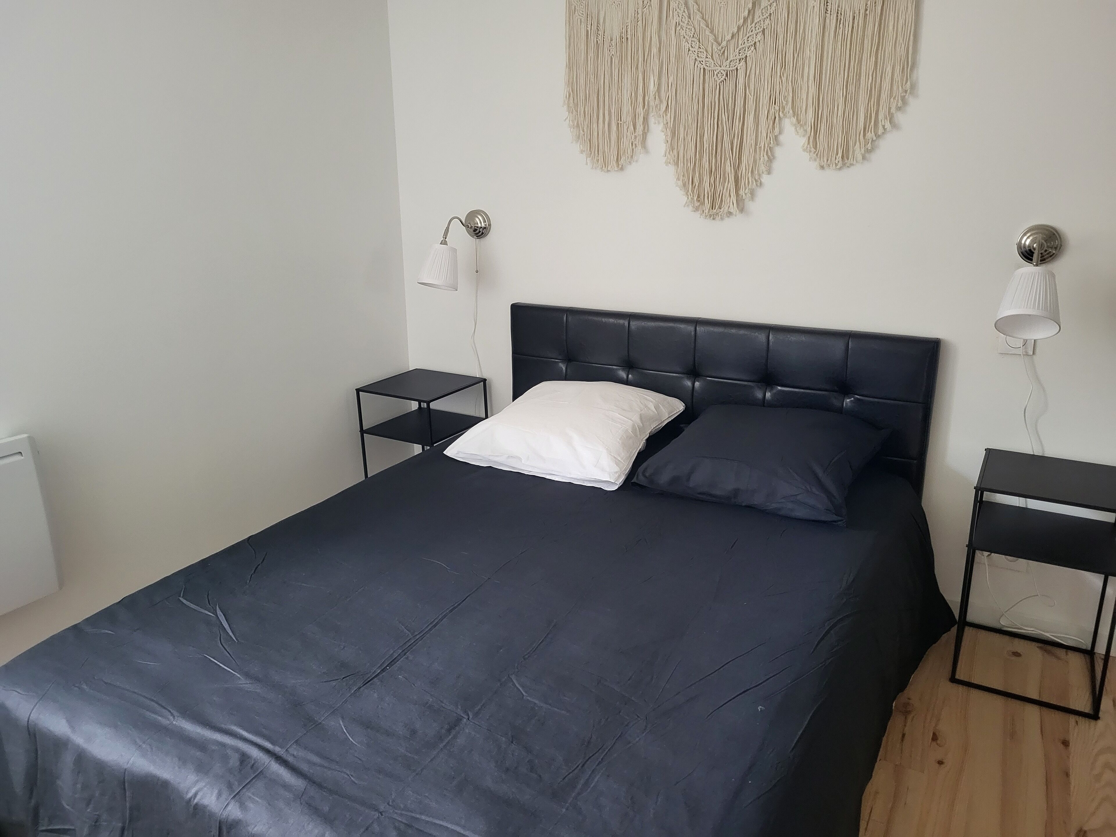 3 dormitoris, planxa i posts de planxar i un bressol de viatge 