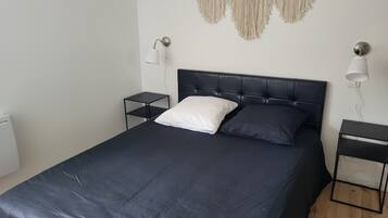 3 dormitoris, planxa i posts de planxar i un bressol de viatge