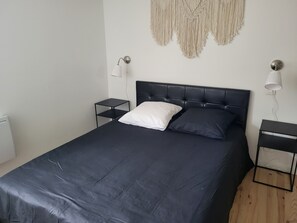 3 habitaciones, tabla de planchar con plancha y cuna de viaje 