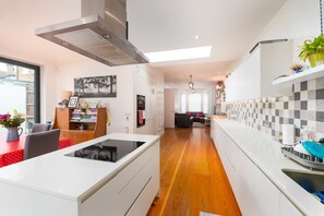 Kühlschrank, Mikrowelle, Ofen, Geschirrspüler