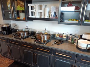 Free daily buffet breakfast - The Bunk House at Cross Keys (Madras)