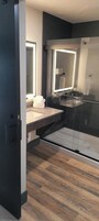 Family Triple Room | Bathroom | Shower, rainfall showerhead, free toiletries, hair dryer