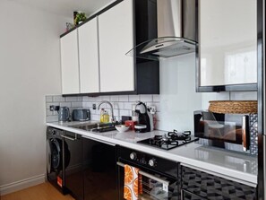 Private kitchen - Woodside Gardens Luxury Properties (London)