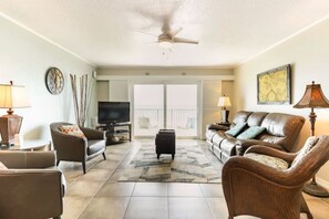 Smart TV, books - Villa Riviera Direct Oceanfront, Private balcony/Beach, Heated Pool (Indialantic)