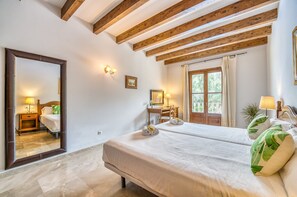 6 makuuhuonetta, silitysrauta/-lauta, ilmainen Wi-Fi, vuodevaatteet