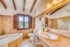 Badewanne, Haartrockner, Handtücher