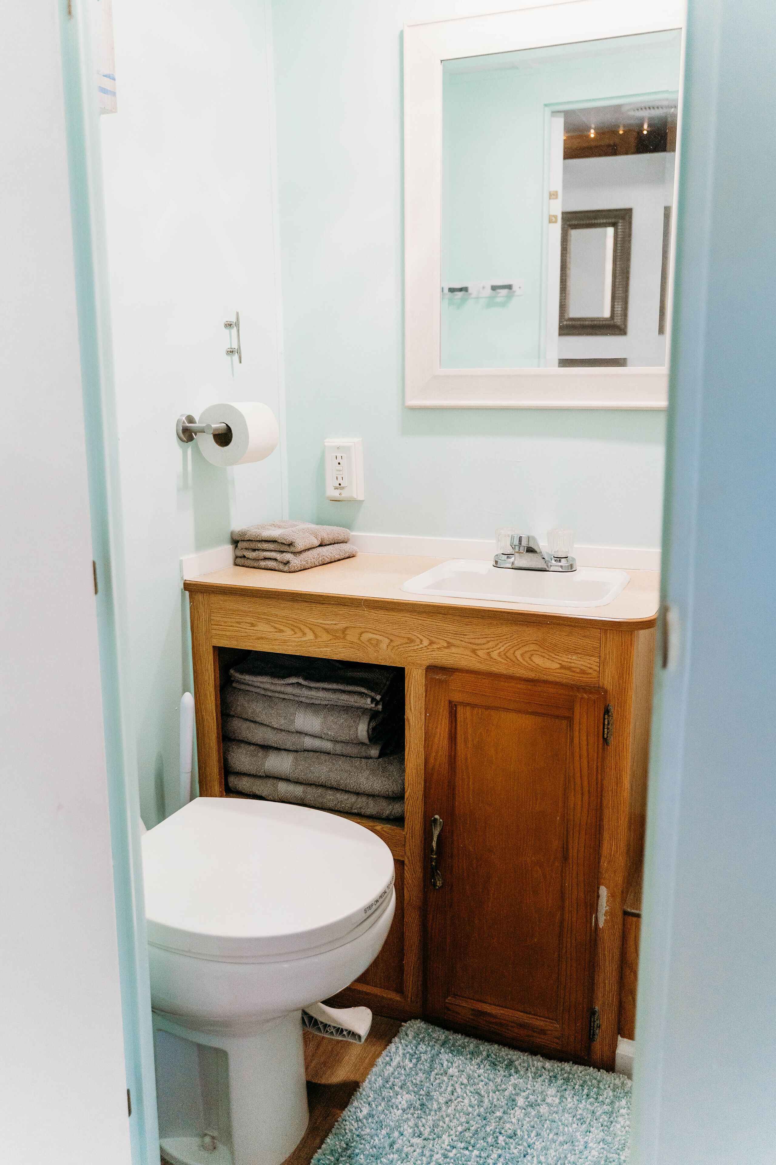 Baignoire à jets, serviettes fournies, savon, shampoing