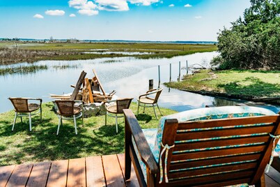 Cozy waterfront bamboo retreat, perfect for fishermen or outdoor enthusiasts 