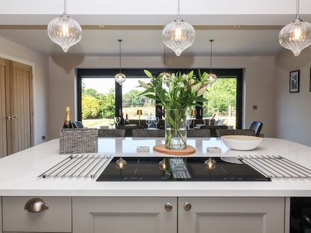 Refrigerador, lavavajillas, tetera/pava eléctrica, tostadora