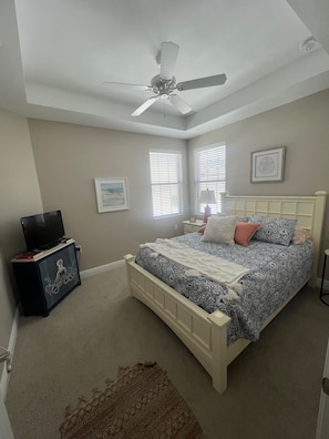 3 bedrooms, desk, WiFi, bed sheets