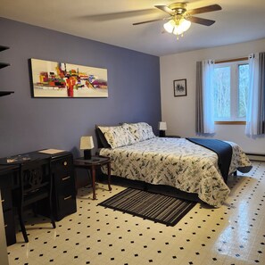 1 多间卧室、客房内保险箱、办公桌、熨斗/熨衣板