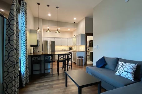 TV. Copperfield- Unit 2 - 1 Bedroom Luxury Suite - King