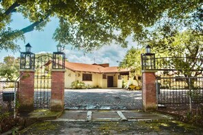 المنشأة من الخارج