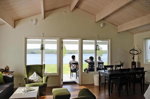 Modern cottage on the beautiful Hinsen lake