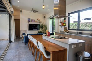 Een koelkast, een magnetron, een oven, een kookplaat