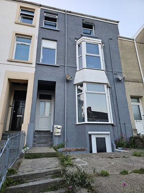Apartment | Exterior - Lovely Apartment in Swansea (Swansea)