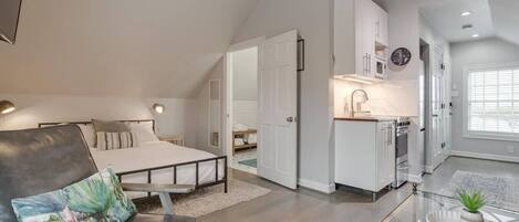 1 bedroom, desk, WiFi, bed sheets