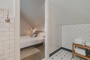 1 bedroom, desk, WiFi, bed sheets