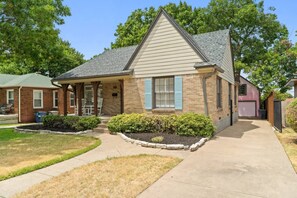 Exterior - Quiet w GREAT location* Adorable Garage Apt! (Dallas)