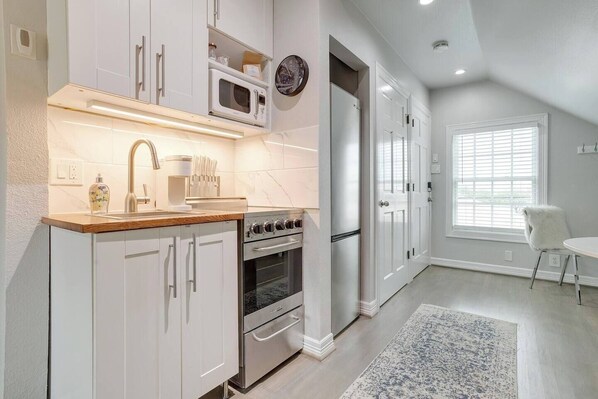 Fridge, microwave, coffee/tea maker, cookware/dishes/utensils - Quiet w GREAT location* Adorable Garage Apt! (Dallas)