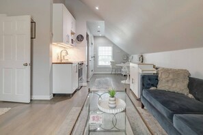 TV - Quiet w GREAT location* Adorable Garage Apt! (Dallas)