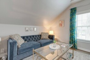 TV - Quiet w GREAT location* Adorable Garage Apt! (Dallas)