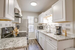 Fridge, microwave, oven, stovetop - Beautiful 2 BR for Month Stay*Walk to UTA and Food (Arlington)