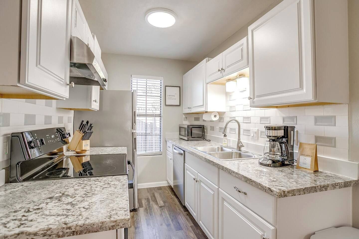 Réfrigérateur, micro-ondes, four, plaque de cuisson