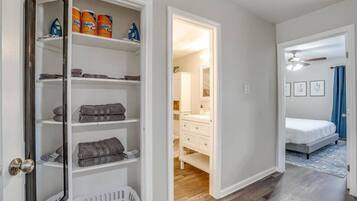 1 chambre, bureau, fer et planche à repasser, Wi-Fi