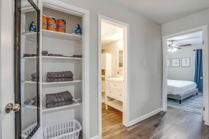 2 habitaciones, escritorio, tabla de planchar con plancha y wifi 