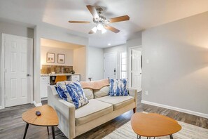 TV - Beautiful 2 BR for Month Stay*Walk to UTA and Food (Arlington)