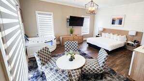 1 bedroom, iron/ironing board, Internet, bed sheets - Colonial Hotel & Suites - Executive Jacuzzi Suite (Grand Bend)