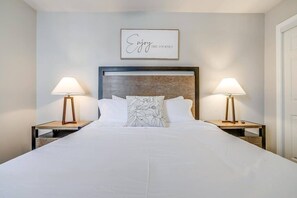 Desk, iron/ironing board, WiFi, bed sheets - Peaceful 2 BR Apt for Month Stay (Arlington)