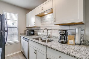 Fridge, microwave, oven, stovetop - Peaceful 2 BR Apt for Month Stay (Arlington)