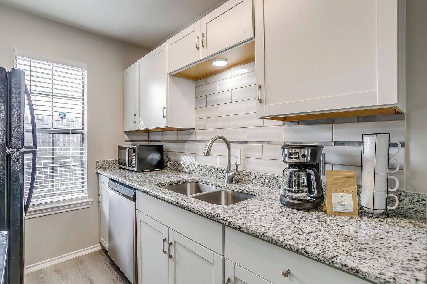 Réfrigérateur, micro-ondes, four, plaque de cuisson