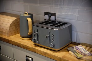 Fridge, dishwasher, electric kettle, toaster - Flat Cap Cottage (Skipton)