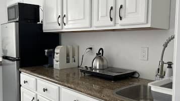 Geladeira, micro-ondas, cooktop, cafeteira/chaleira