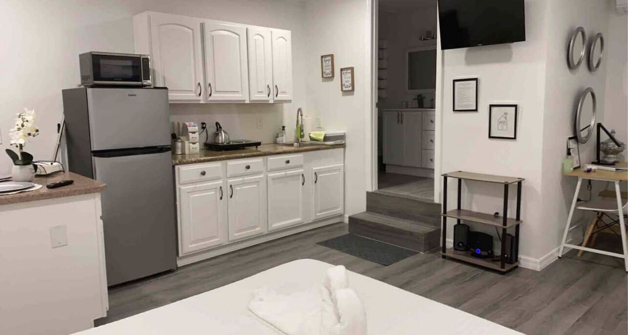 Køleskab, mikrobølgeovn, kogeplade, kaffe-/temaskine