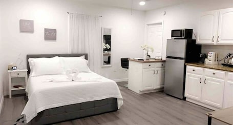 1 bedroom, desk, iron/ironing board, free WiFi. Private guest studio in the heart of orlando.