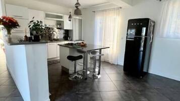 Een koelkast, een microgolfoven, een oven, een kookplaat