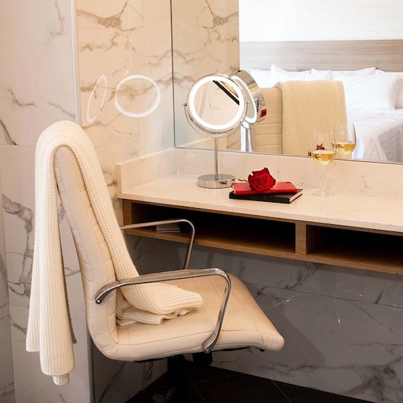 The Colonial Hotel -Honeymoon Suite - Grand Bend