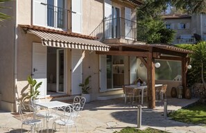 تناول الطعام بالخارج