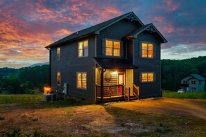 Exterior - A+ Location, Flat Roads, HUGE Fire Pit, Stadium Theater, Hot Tub, 350mb WIFI (Sevierville)