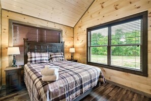 4 bedrooms, desk, iron/ironing board, free WiFi - A+ Location, Flat Roads, HUGE Fire Pit, Stadium Theater, Hot Tub, 350mb WIFI (Sevierville)