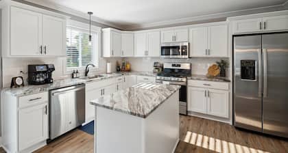 3mins DT / Hot tub + Fire Pit + BBQ /  Game Room /  500Mbp / 4 Bedroom /  Office