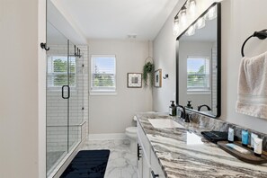 Dusche, Haartrockner, Handtücher, Seife