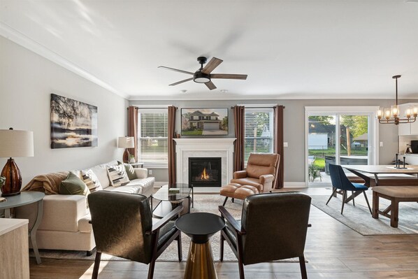 Smart-TV, Kamin, Arbeitsbereiche